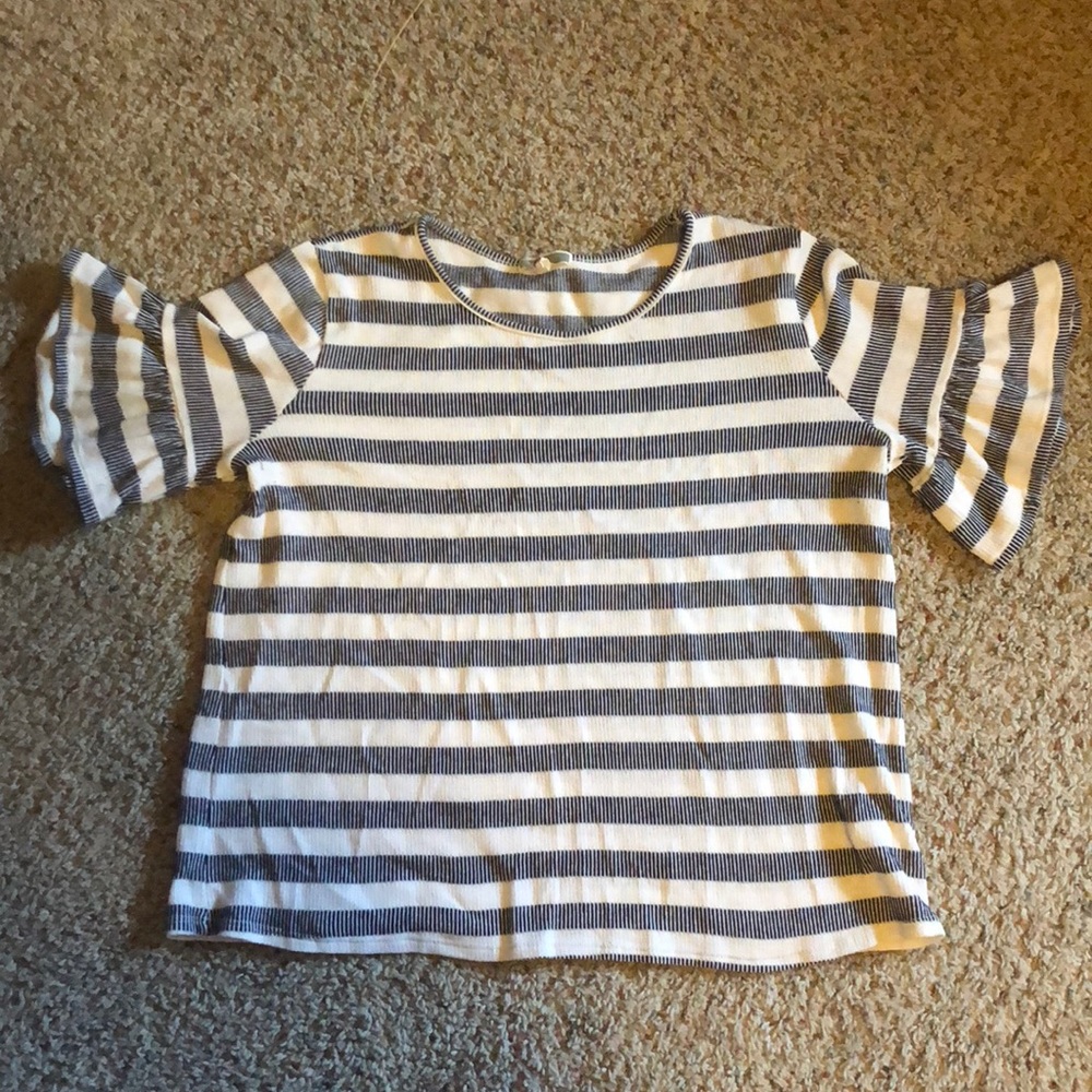 Sweater with short bell sleeves
